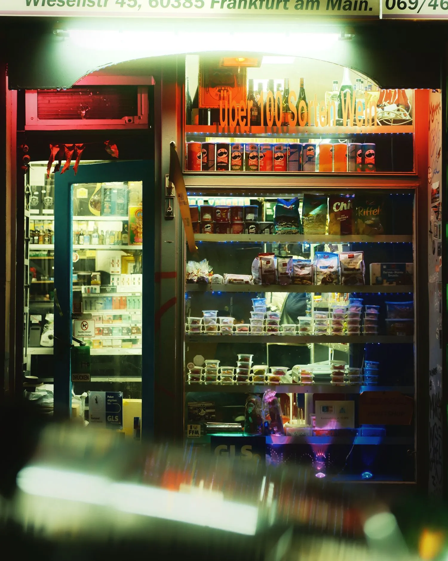 https://toh.photography/media/pages/blog/kiosk-kultur-in-frankfurt-am-main/90fccc8ac4-1776854870/dscf4844.webp
