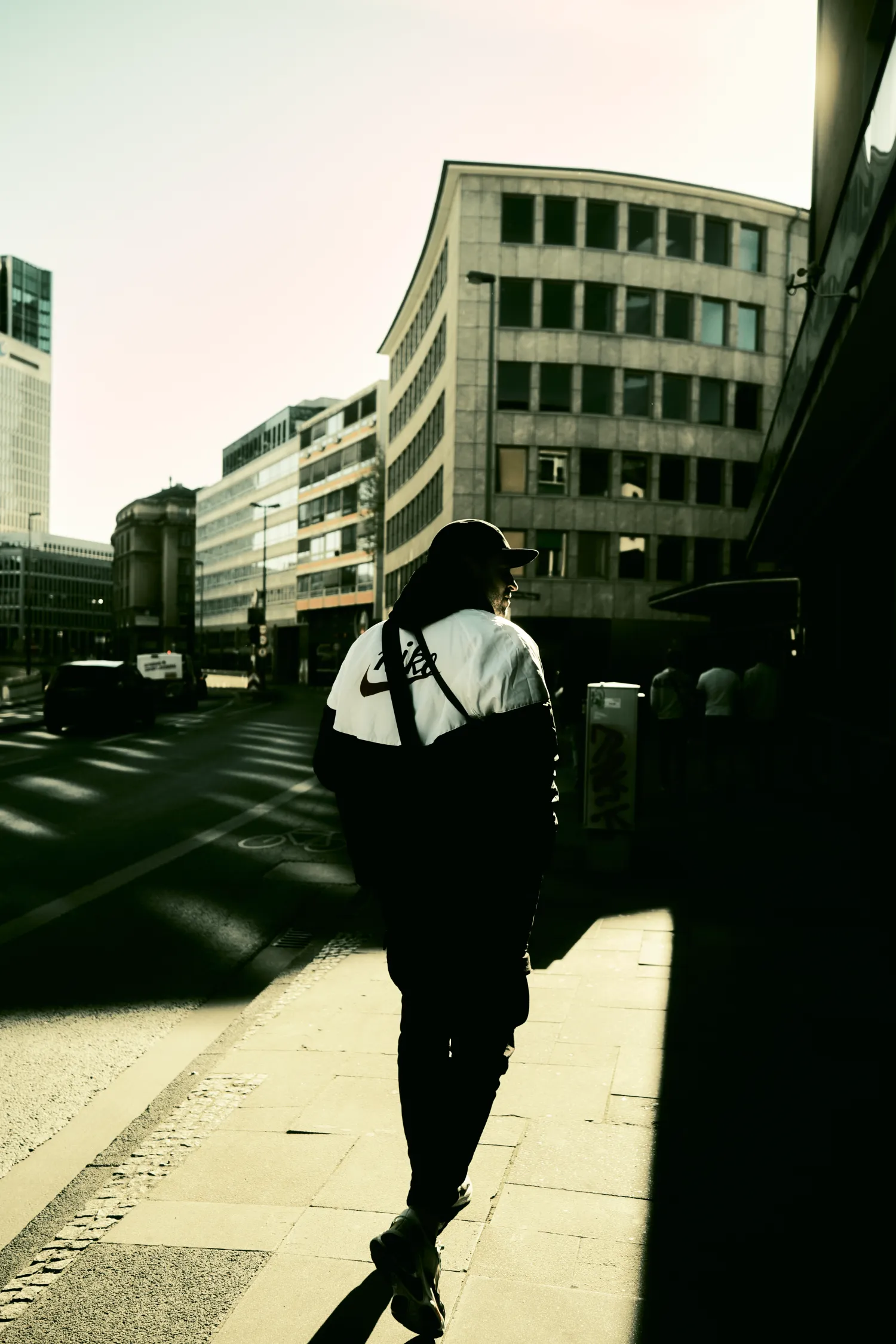 https://toh.photography/media/pages/nft/street-moments/16a62dd033-1776854888/brudi.webp