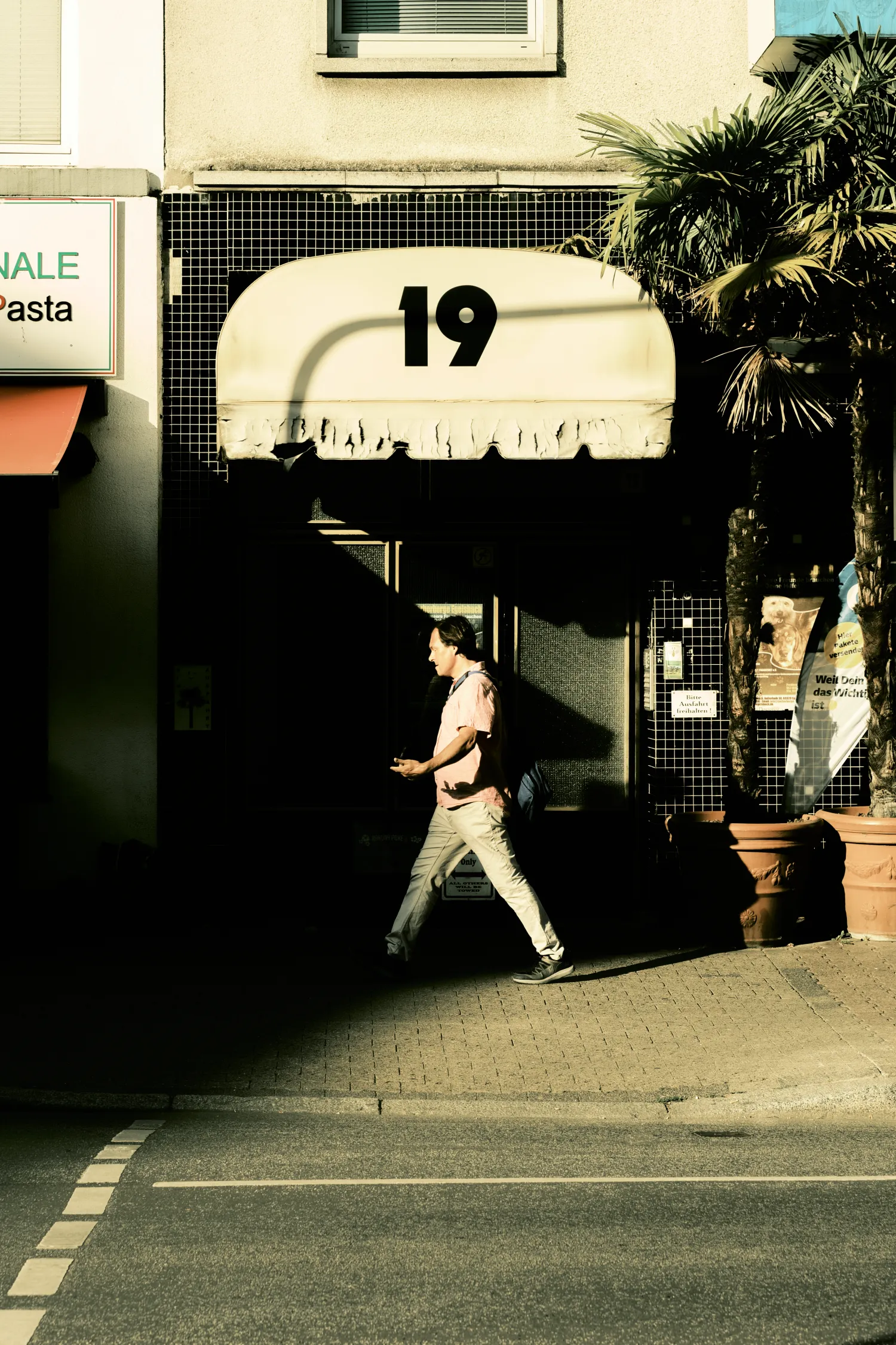 https://toh.photography/media/pages/nft/street-moments/a910315ab8-1776854888/19.webp