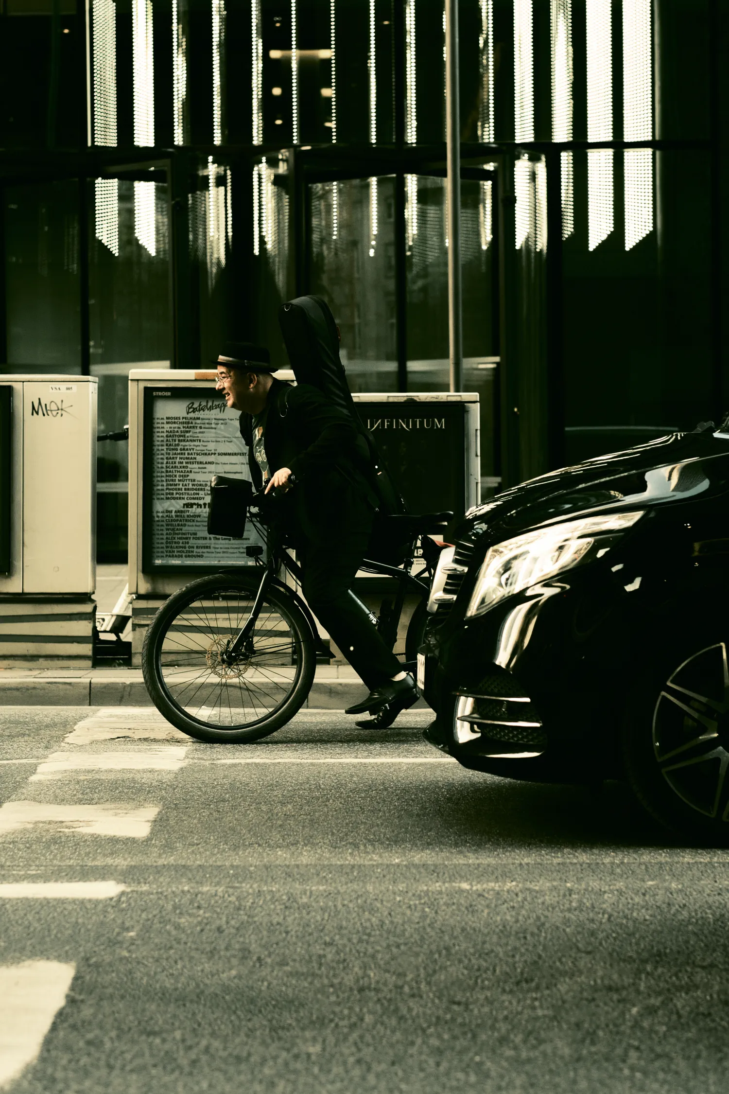 https://toh.photography/media/pages/nft/street-moments/f5fd52eeb7-1776854888/city_race.webp