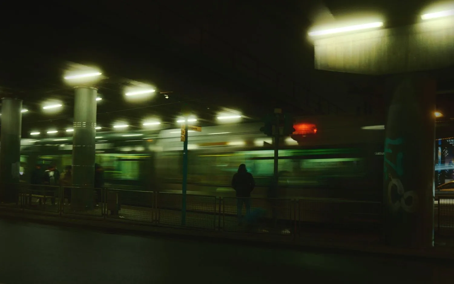 Night Streetphotography Fotowalk - Frankfurt am Main - Photo lonely_at_night.webp