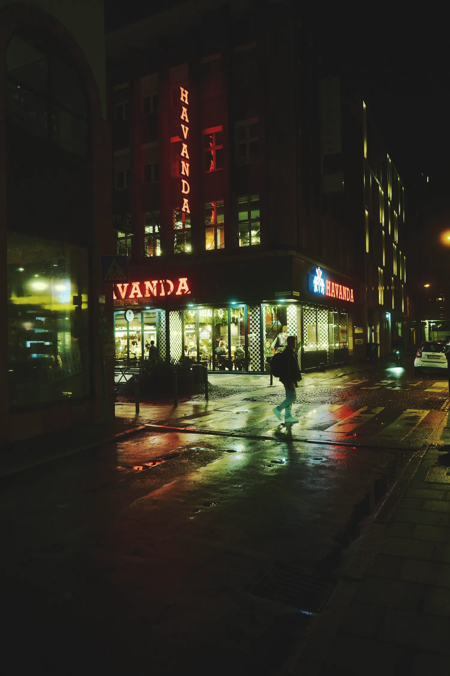 Night Streetphotography Fotowalk - Frankfurt am Main - Photo strangers_at_night.webp