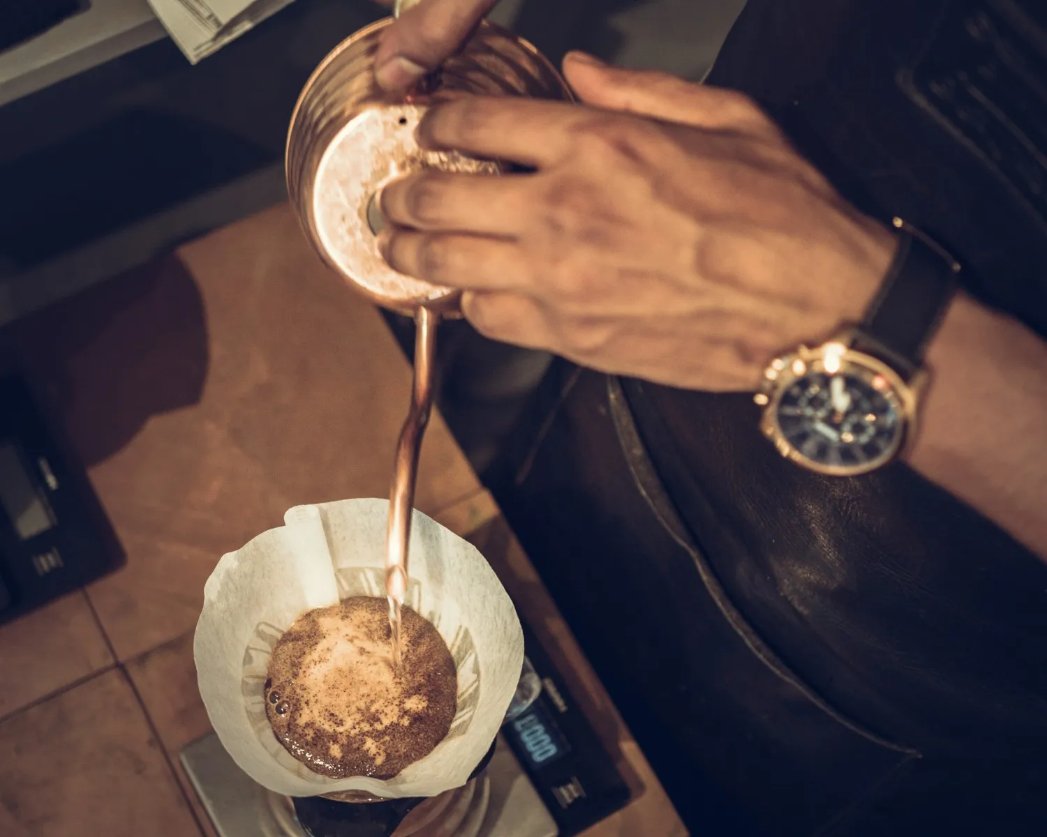 https://toh.photography/media/pages/portfolio/auf-einen-moment-im-bunca-cafe/2a508db690-1776854834/p4120510.webp