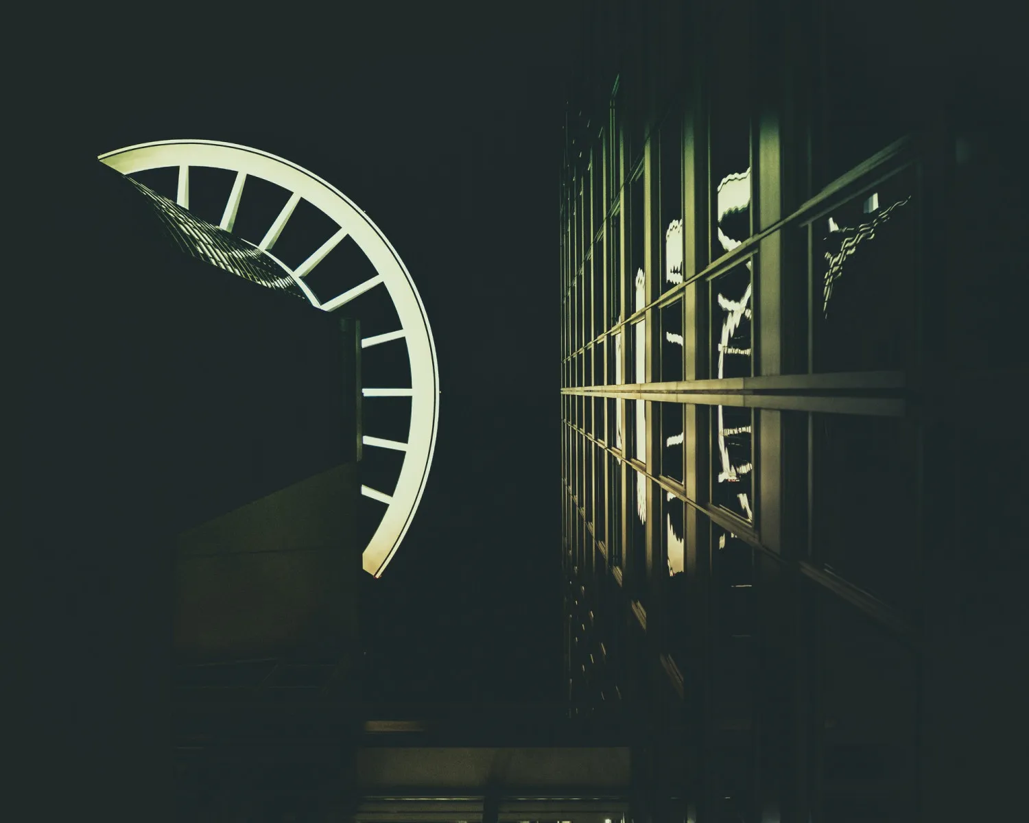 https://toh.photography/media/pages/portfolio/frankfurt-at-night/028bbd0d64-1776854845/frankfurt-at-night020.webp