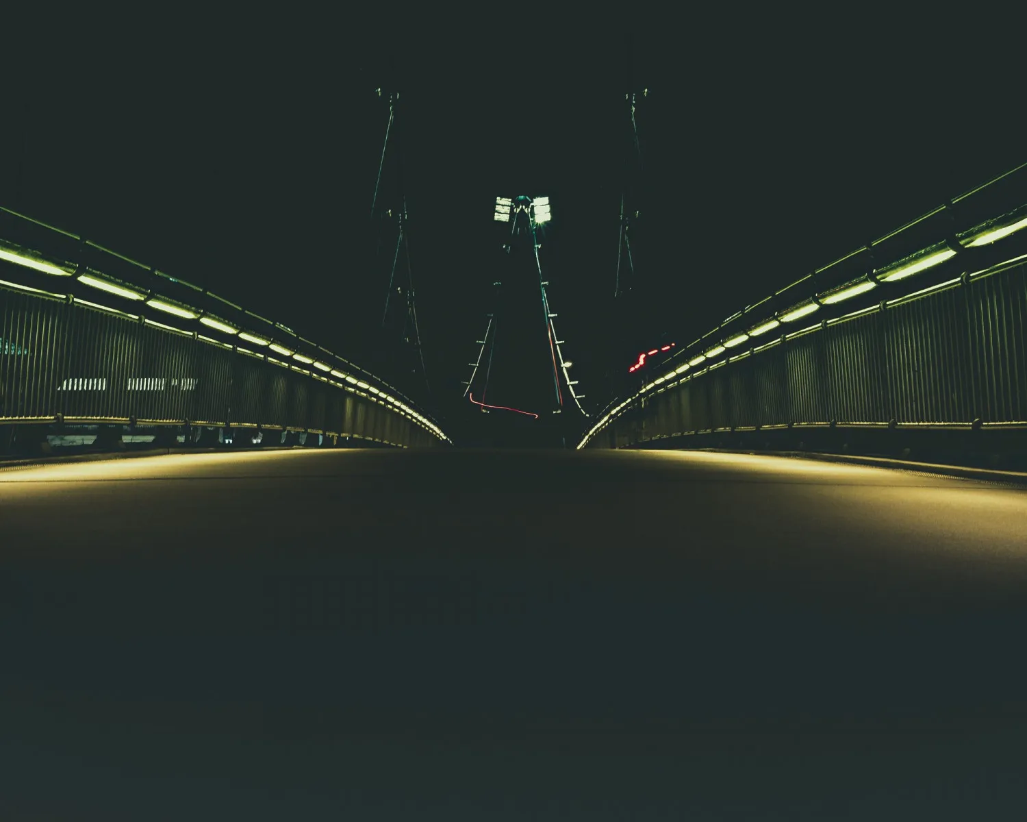 https://toh.photography/media/pages/portfolio/frankfurt-at-night/178fdfd859-1776854845/frankfurt-at-night014.webp