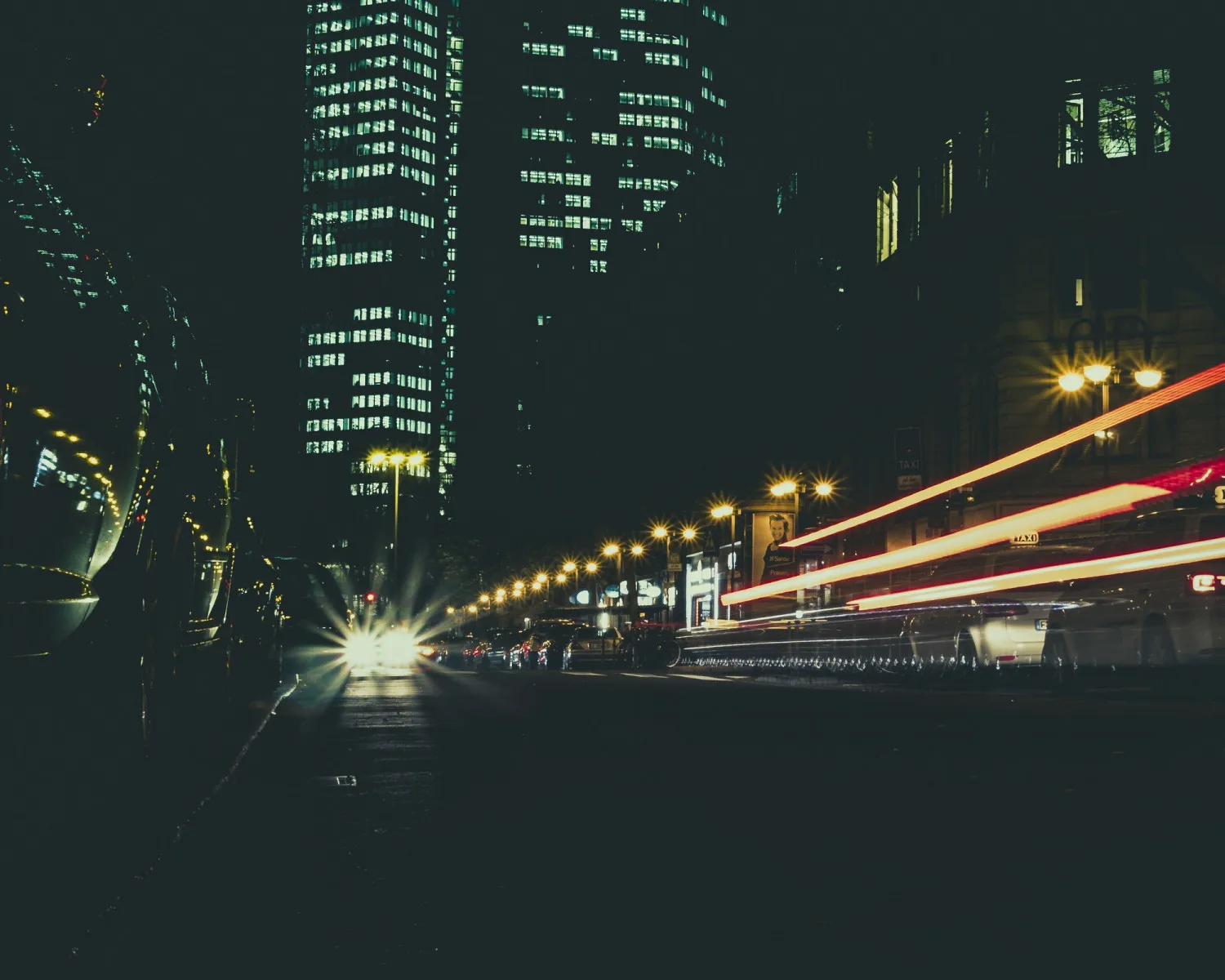 https://toh.photography/media/pages/portfolio/frankfurt-at-night/352b6898ba-1776854843/frankfurt-at-night005.webp