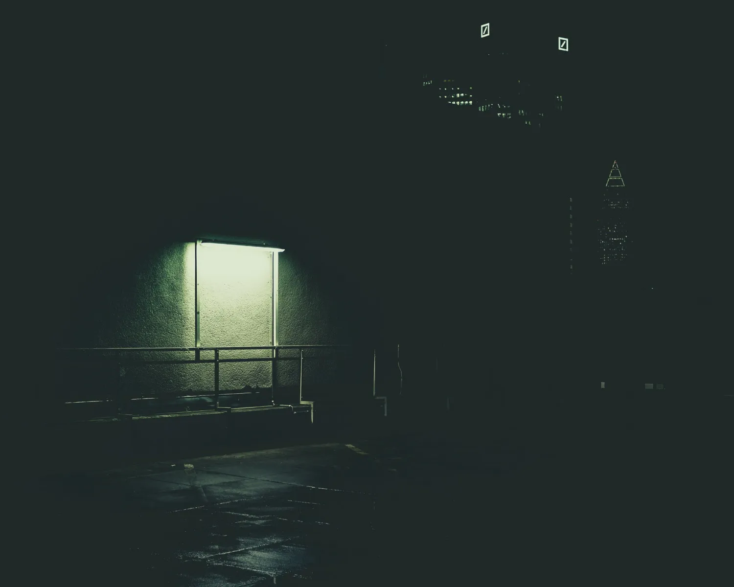 https://toh.photography/media/pages/portfolio/frankfurt-at-night/8b8ec37ca9-1776854844/frankfurt-at-night013.webp